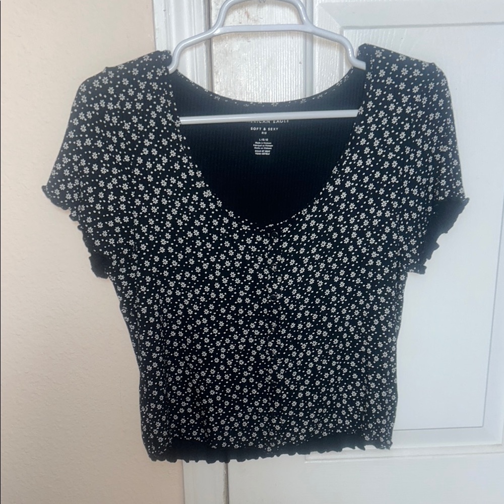 American Eagle - soft and sexy collection Black and White Daisy Print tee